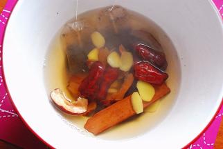 将刚刚煮开的水及大枣等物一起倒入大盆中，泡红茶