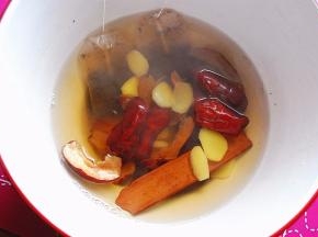 将刚刚煮开的水及大枣等物一起倒入大盆中，泡红茶