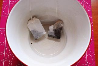 将两袋红茶包放入大盆中