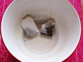 将两袋红茶包放入大盆中