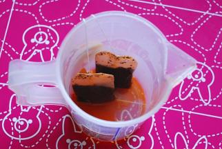 此时茶包浸泡的差不多了，将其取出