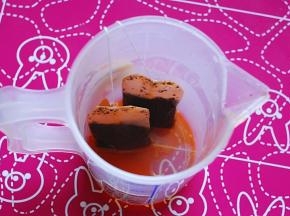 此时茶包浸泡的差不多了，将其取出