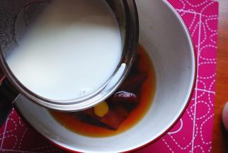 将煮过的鲜牛奶倒入盆中