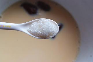 加入白糖，彻底搅拌均匀