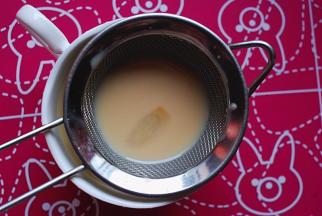 最后过滤一下，得到香味浓郁的暖身奶茶