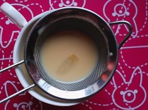 最后过滤一下，得到香味浓郁的暖身奶茶