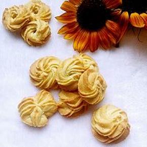 手工曲奇是世界上最受欢迎的食品之一，尽管不同的曲奇各有特色，它们的做法却大同小异。 美味的曲奇，烤出来分分钟消灭.美味的曲奇，烤出来分分钟消灭.