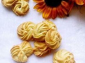 手工曲奇是世界上最受欢迎的食品之一，尽管不同的曲奇各有特色，它们的做法却大同小异。 美味的曲奇，烤出来分分钟消灭.美味的曲奇，烤出来分分钟消灭.