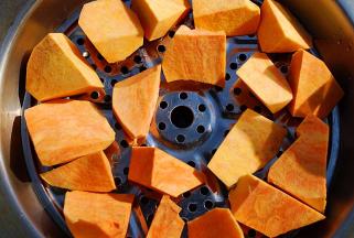 将红薯洗净去皮，锅中水烧开，将红薯切成块，放蒸格中蒸熟