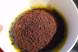 将50g黄油放微波炉中融化，倒入饼干碎，彻底拌匀