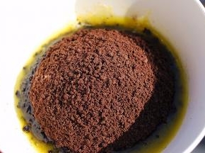 将50g黄油放微波炉中融化，倒入饼干碎，彻底拌匀