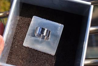 蛋糕模具剧中，放入油纸，倒入拌匀的饼干底，用磨具压实后，入冰箱冷藏待用