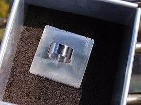 蛋糕模具剧中，放入油纸，倒入拌匀的饼干底，用磨具压实后，入冰箱冷藏待用