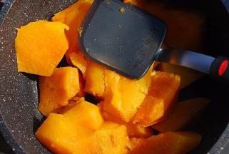 蒸熟的红薯放入小锅中，用铲子压成泥