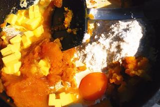 一并加入除蛋糕底以外的其它材料，开小火，拌至顺滑，约2-3分钟后，离火冷却