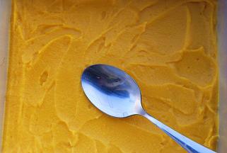 磨具壁涂上色拉油，倒入顺滑的红薯泥，将表面尽量弄平整