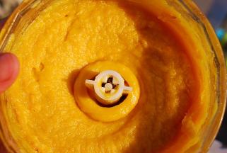 倒入料理机中，搅拌至顺滑