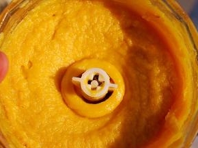 倒入料理机中，搅拌至顺滑