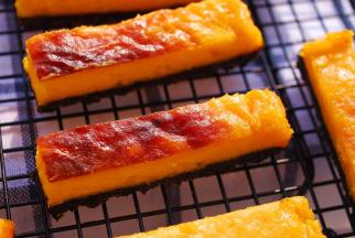 1个蛋黄中，加入1小勺水拌匀，刷在红薯泥表面，烤箱预热，200度，30分钟左右，室温冷却后，入冰箱冷藏后再脱模，切成小块即可