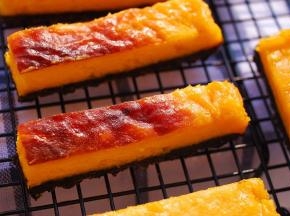 1个蛋黄中，加入1小勺水拌匀，刷在红薯泥表面，烤箱预热，200度，30分钟左右，室温冷却后，入冰箱冷藏后再脱模，切成小块即可