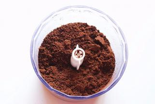 先将奥利奥饼干碎用料理机粉碎，得到均匀细腻的奥利奥饼干碎，最好打成粉末状