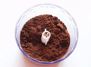 先将奥利奥饼干碎用料理机粉碎，得到均匀细腻的奥利奥饼干碎，最好打成粉末状