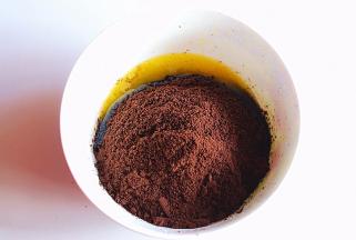 黄油微波炉软化成液体状态，倒入奥利奥饼干碎，拌匀