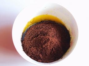 黄油微波炉软化成液体状态，倒入奥利奥饼干碎，拌匀