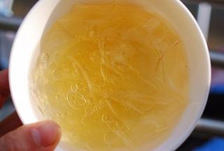 将3片吉利丁片冷水中泡软待用