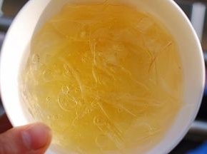 将3片吉利丁片冷水中泡软待用