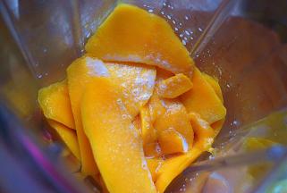 400G芒果肉取350的样子，加入15g牛奶