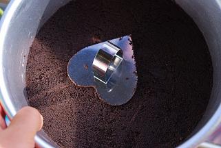 拌匀后倒入蛋糕模具中，压实，放入冰箱冷藏