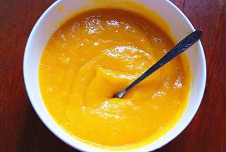 打成细腻的芒果泥，倒入碗中待用