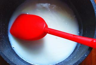 将剩下的牛奶和白砂糖倒入奶锅中，小火溶化后即可关火，放入软化好的吉利丁片搅拌至完全熔化