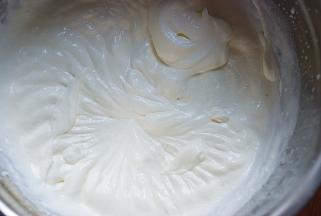 奶油打发，不需要打得太硬，只要打发了就可以了