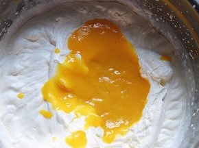 倒入事先准备好的芒果糊，搅拌均匀