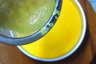 最后一片吉利丁片软化后，放入60G热水中熔化后，倒入剩余的50G芒果泥搅拌均匀，2小时后，从冰箱取出蛋糕模具，倒入过筛的芒果胶放入冰箱冷藏一夜