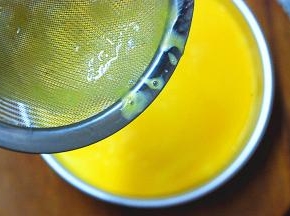 最后一片吉利丁片软化后，放入60G热水中熔化后，倒入剩余的50G芒果泥搅拌均匀，2小时后，从冰箱取出蛋糕模具，倒入过筛的芒果胶放入冰箱冷藏一夜