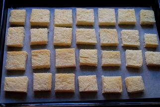 将切小块的土司放入烤盘，烤箱预热好，170度，10分钟，烤至表面微黄，口感焦脆即可