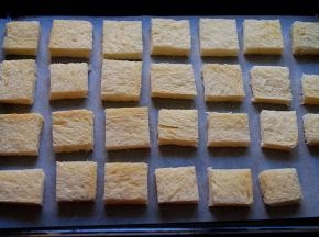 将切小块的土司放入烤盘，烤箱预热好，170度，10分钟，烤至表面微黄，口感焦脆即可
