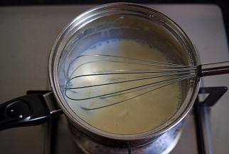 将切小块的土司放入烤盘，烤箱预热好，170度，10分钟，烤至表面微黄，口感焦脆即可