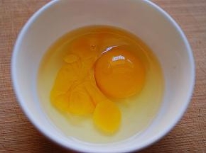 鸡蛋打入碗中