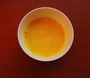 加入一滴柠檬汁，搅打均匀