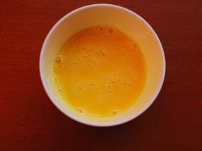 加入一滴柠檬汁，搅打均匀