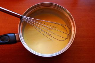 用手动打蛋器搅拌均匀