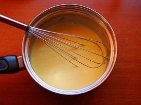 用手动打蛋器搅拌均匀