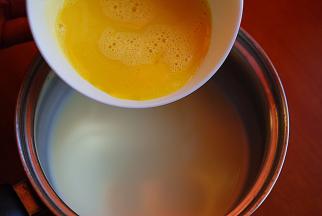 待淡奶油完全冷却后加入搅拌好的蛋液