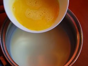 待淡奶油完全冷却后加入搅拌好的蛋液