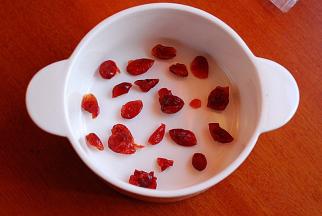 烤碗中放入适量的蔓越莓干