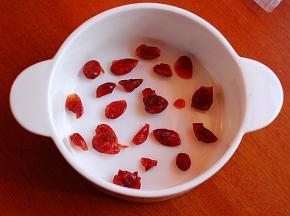 烤碗中放入适量的蔓越莓干